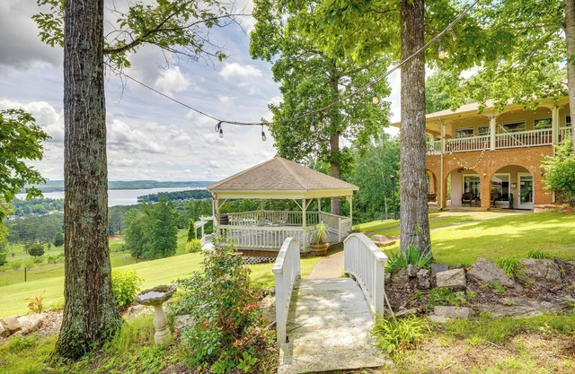 1 Mi to Lake Guntersville: Scenic Condo Retreat!