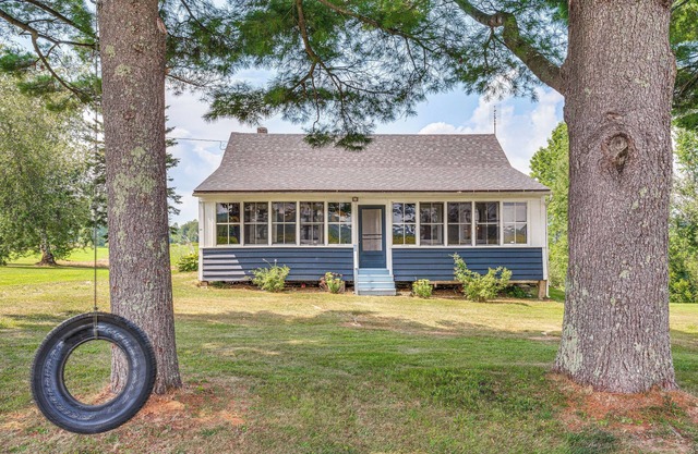 < 1 Mi to Lake: Mtn-View Cabin w/Porch in Newport