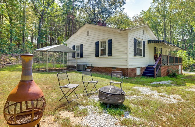 < 1 Mi to Paris Mtn State Park: Retreat w/Deck!