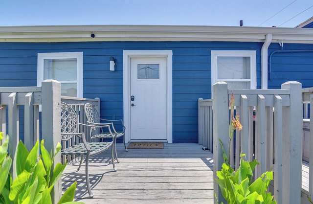 1 Mi to Pleasure Pier: Walkable Home in Galveston