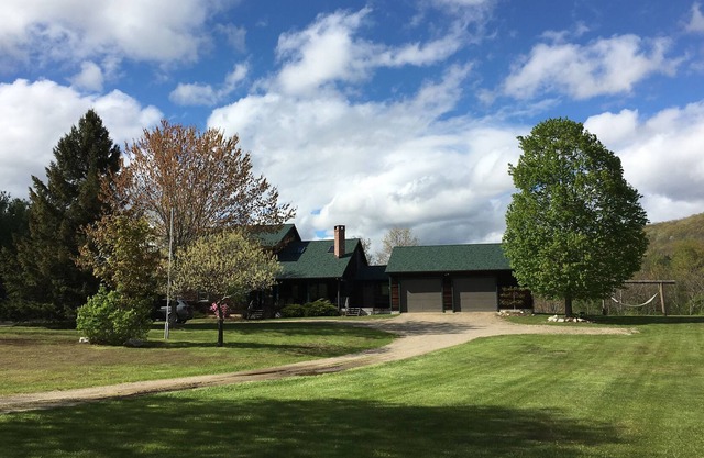1 Mile from Butternut! Close to Lakes, Appalachian Trail, Restaurants, Theatre.