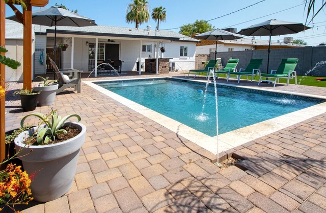 1 Mile to Old Town Scottsdale + Pool + Pergola + Fast WIFI