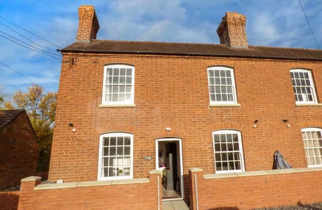 1 WILLOW COTTAGE, family friendly in Upton Upon Severn