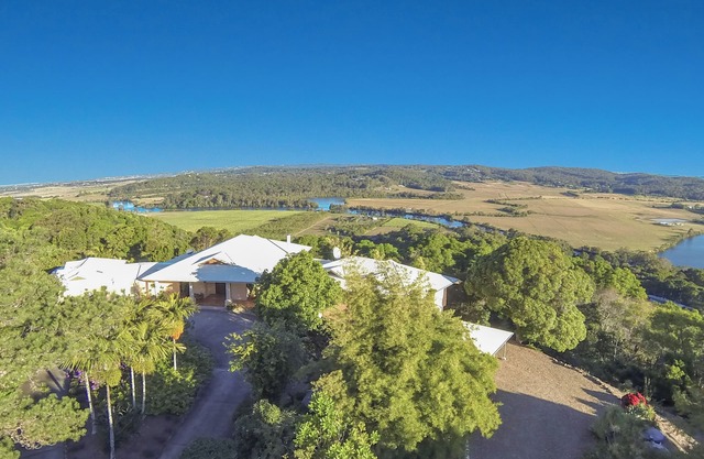 10 Bedrooms and 10 Bathrooms 15 min from the beach on The Sunshine coast.