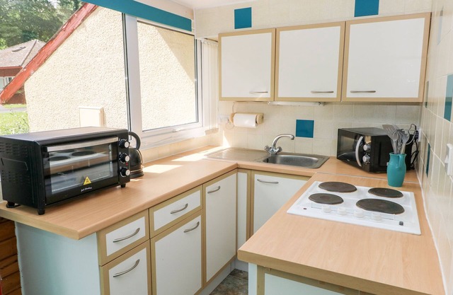 10 LLANTEGLOS ESTATE, family friendly, with a garden in Amroth