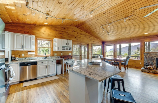 10 Mi to Waynesville: Cabin w/Hot Tub & Mtn Views