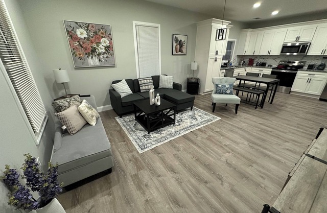 10 min. from Lake Point Sports. Charming 3-bedroom house in Cartersville.