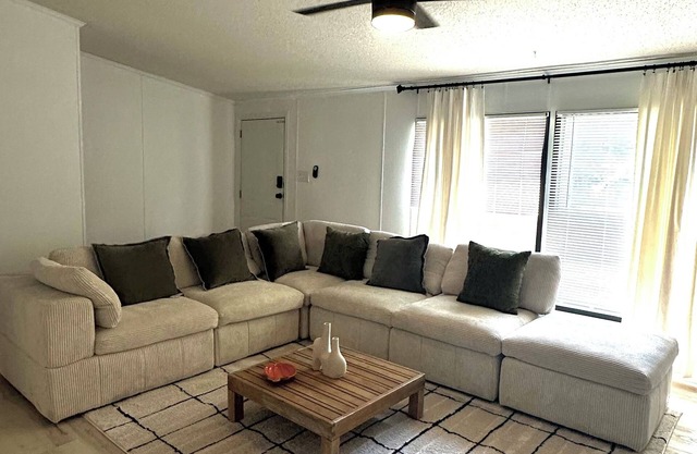 10 min from the stadium , 3 bedroom, 2 bath.