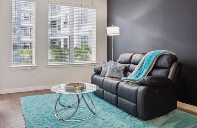 10 mins to Jaguar Football Stadium!1-BR Oasis w/Poolside Serenity