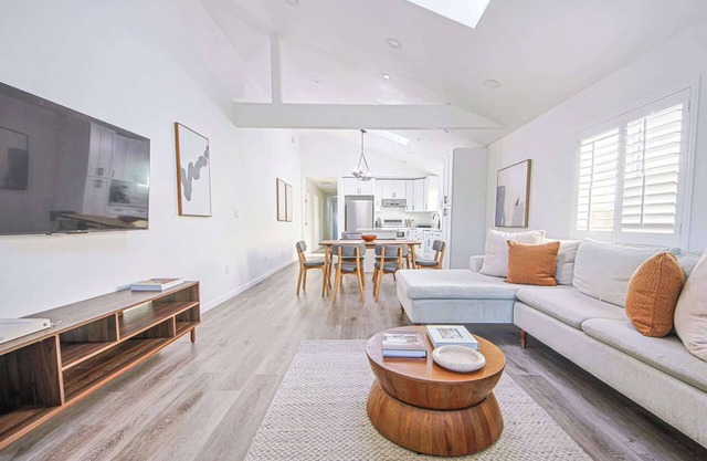 10 mins to Venice Beach Charming 3B Home