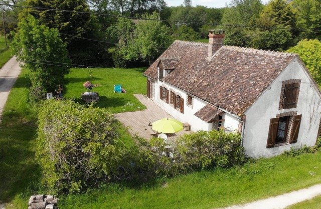 10 minutes from Guédelon, quiet house with large garden not overlooked