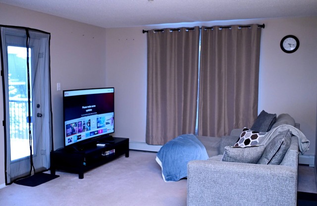 10 minutes to the LRT station and Rec Centre! Family-sized condo with patio.