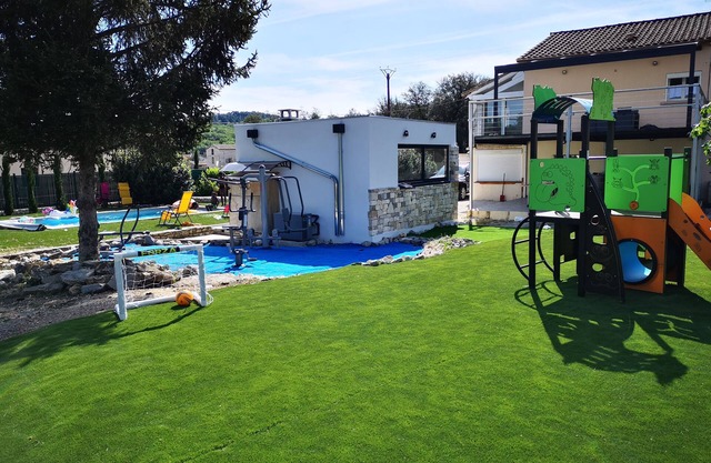 10 person house to rent in the Gard- Heated swimming pool-Play area