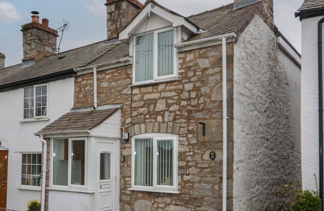 10 TY COCH STREET, pet friendly, country holiday cottage in Henllan