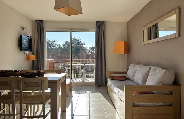 100 - 6-room duplex apartment with communal pool.