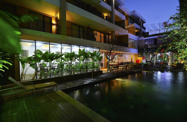 100 Sunset Hotel