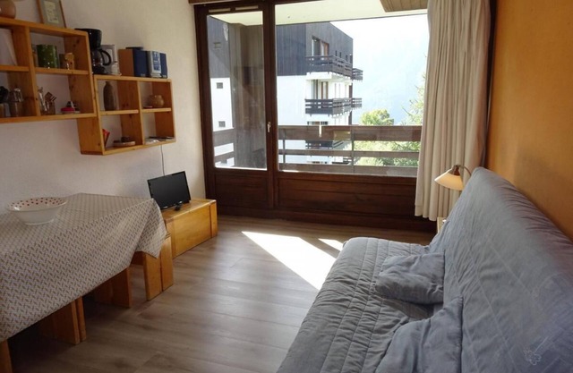 100m from ski slopes, 5th floor, view mountain, balcony, parking, tv, ski locker, 35m²