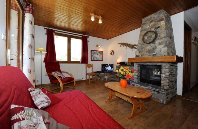 100m from ski slopes, 1st floor, fireplace or stove, parking, tv, 60m², Les Menuires