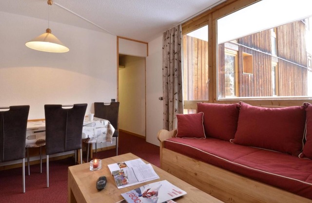 100m from ski slopes, 4th floor, view ski slopes, swimming pool, balcony, tv, ski locker, 35m²
