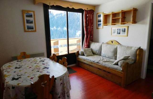 100m from ski slopes, view ski slopes/valley, balcony, parking, ski locker, 30-32m², Les 7 Laux