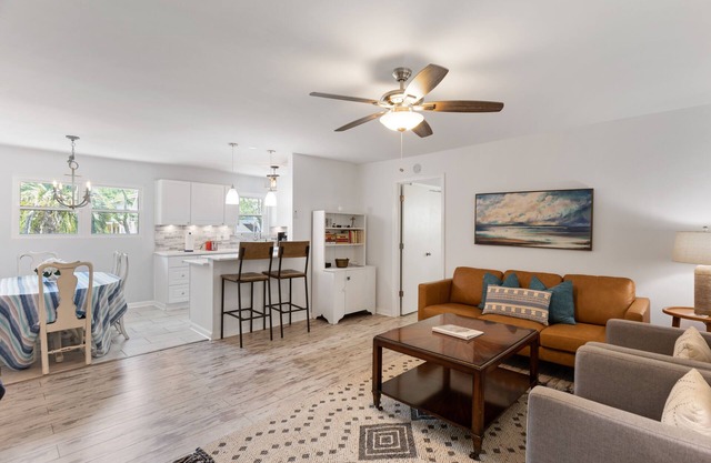 1018 East Cooper! Cozy Cottage! Close to Beach access, Cornhole, Large Deck. Pet ok w/fee
