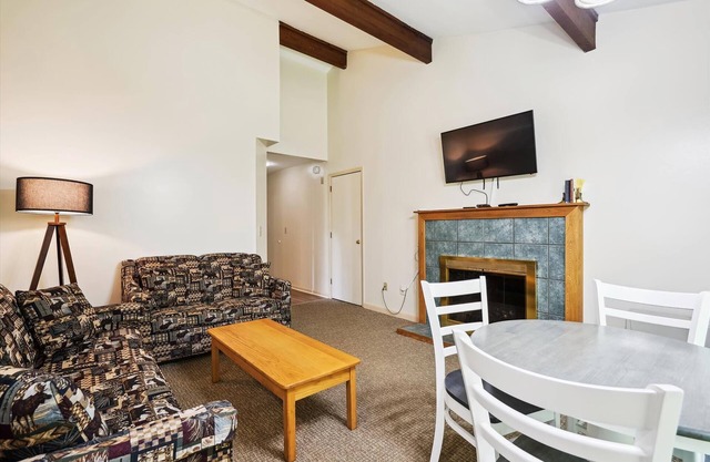 106 One bedroom Queen Suite on the 1st floor w/outdoor heated pool
