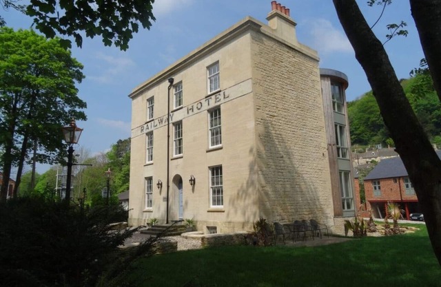 (108)Beautiful Cottage in Landmark Cotswold Grade II Listed Georgian House