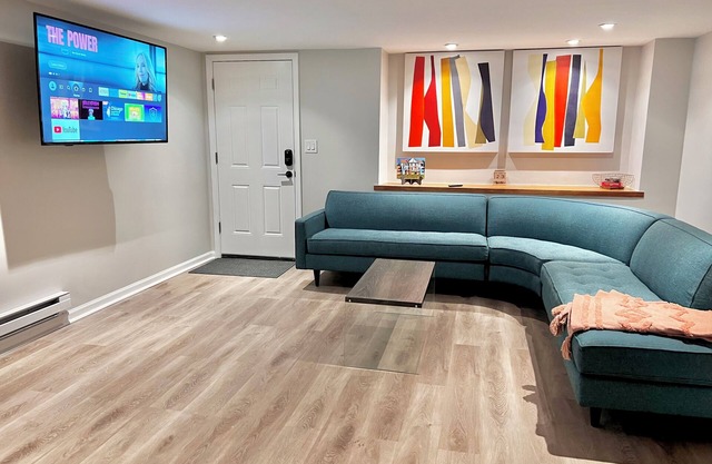10Mins To DownTown Entire 1-bedroom apartment with WiFi and W/D Latest Upgrades