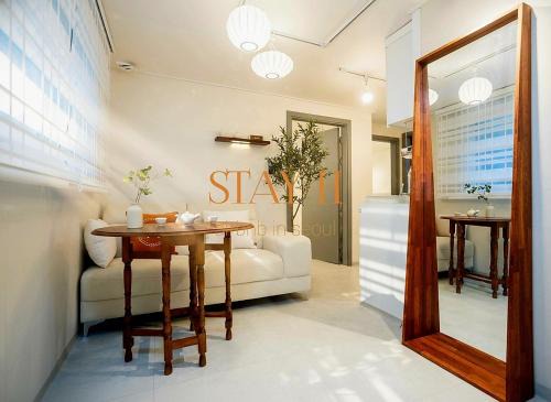 #11월 할인#홍대ㆍ공항철도 #올리모델링#홍대입구역 도보9분#연트럴파크3분#무료짐보관# 6인#호텔침구#무료와이파이#세탁건조기#교통최고#넷플릭스