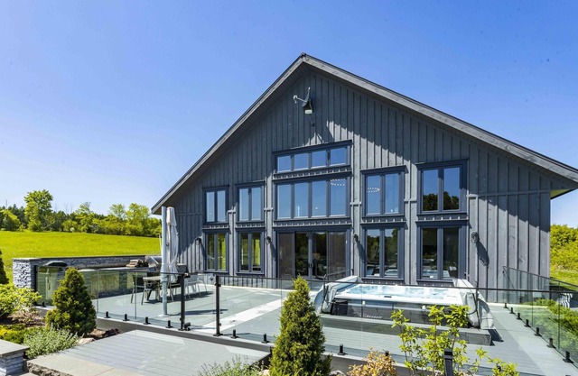 11 bdrm Estate on 170 private acres! Pool! Pond! Hot Tub!