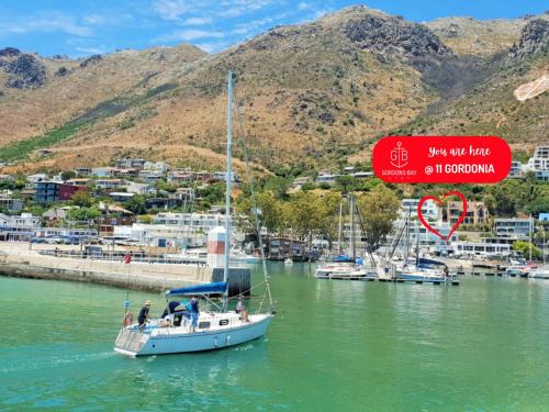 '11 Gordonia'- 2 En-suite Bedrooms, Beach access & Great location
