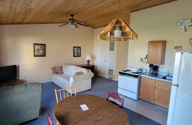#11 Thomas' Parkside Cottages, 1BR Beachfront w/Huron views, Downtown location