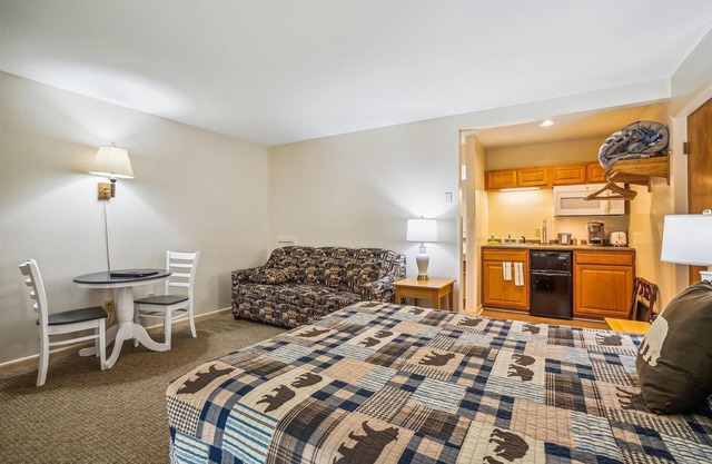 110 Deluxe Studio Queen on the 1st floor w/outdoor heated pool