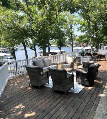11mm LakeFront House in Calm Cove Large Private Dock