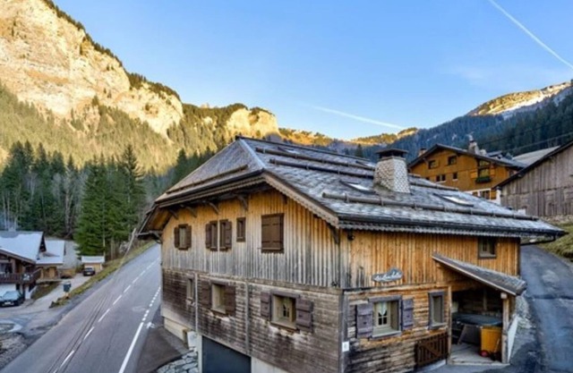 12-14 person chalet with outdoor hot tub - 5 en-suite bedrooms