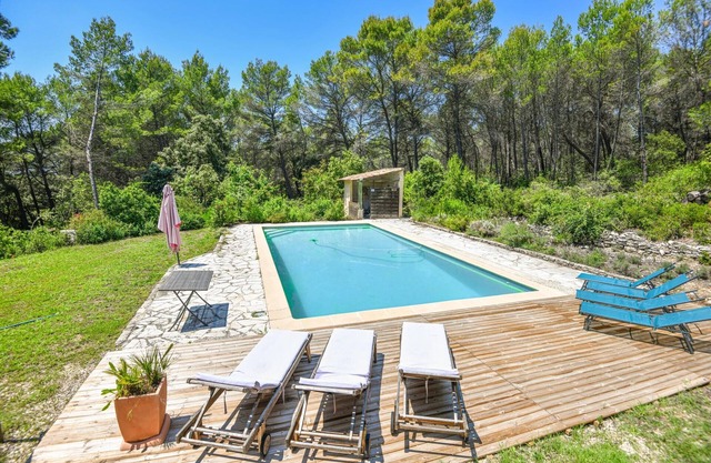 12-bed house with swimming pool and pinede, 12 min from Aix en Provence center.