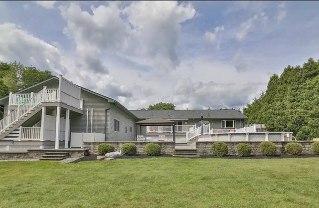 12 Guest Villa Hot Tub With Large Backyard