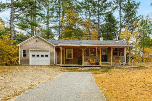 12 Mi to Mt Sunapee Ski Resort Cozy Cottage!