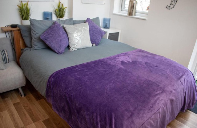 121 Studio - Central Studio Apartment, Terrace & Full Kitchen - Airport & Train Shuttle