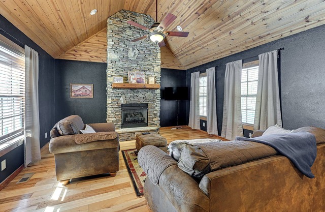 13 Mi to Lake Chatuge: Hiawassee Cabin w/Views!