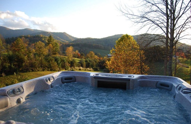 14 mi to Asheville - convenience with privacy, 8 Acres, Hot Tub & Mtn Views