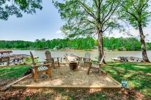 14 Mi to Childress Vineyards Scenic Fall Retreat