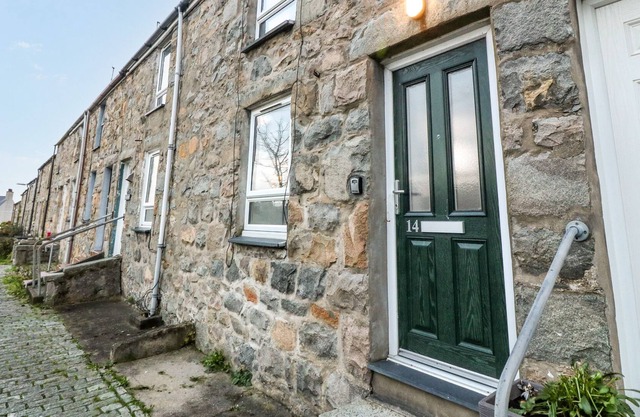 14 NEW STREET, pet friendly, character holiday cottage in Trefor