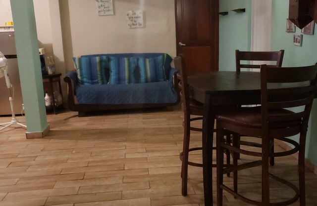 15 minutes from the airport. Spacious family house.
