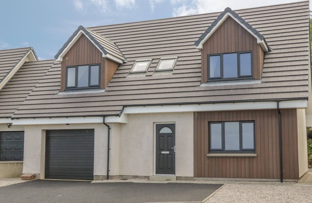 15 WATERS EDGE, family friendly, with a garden in Banff