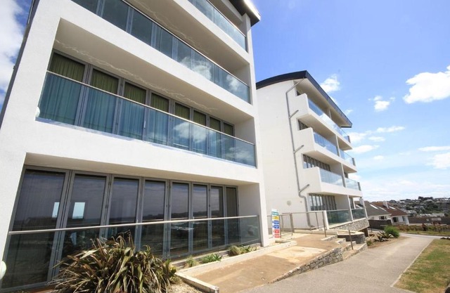 16 Zenith Apartment