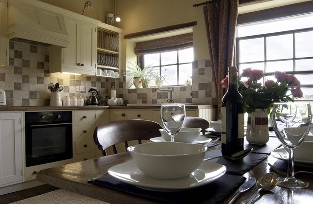 16th Century historical farmhouse, Sleeps 6 in 3 bedrooms, oak panelled lounge
