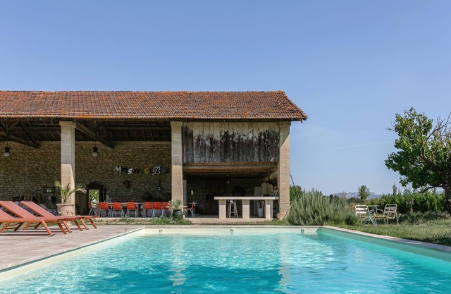 17th century farmhouse between Avignon and Arles/14 people