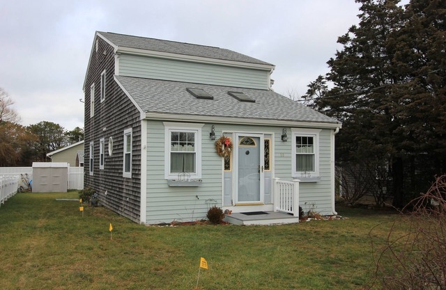 18 Knott Ave - Bright, updated 3BR home, pet-friendly, .1 miles to beach