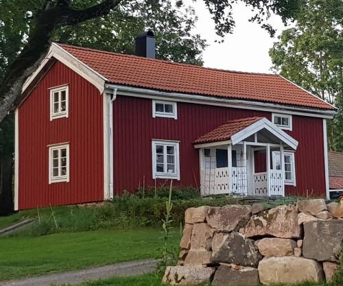 1800-tals torp i landsbygd nära till allt